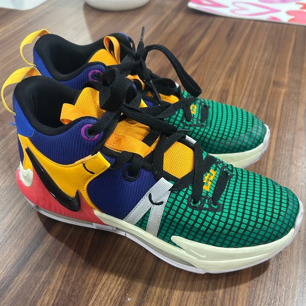 Boys Nike LeBron Basketball Size 5